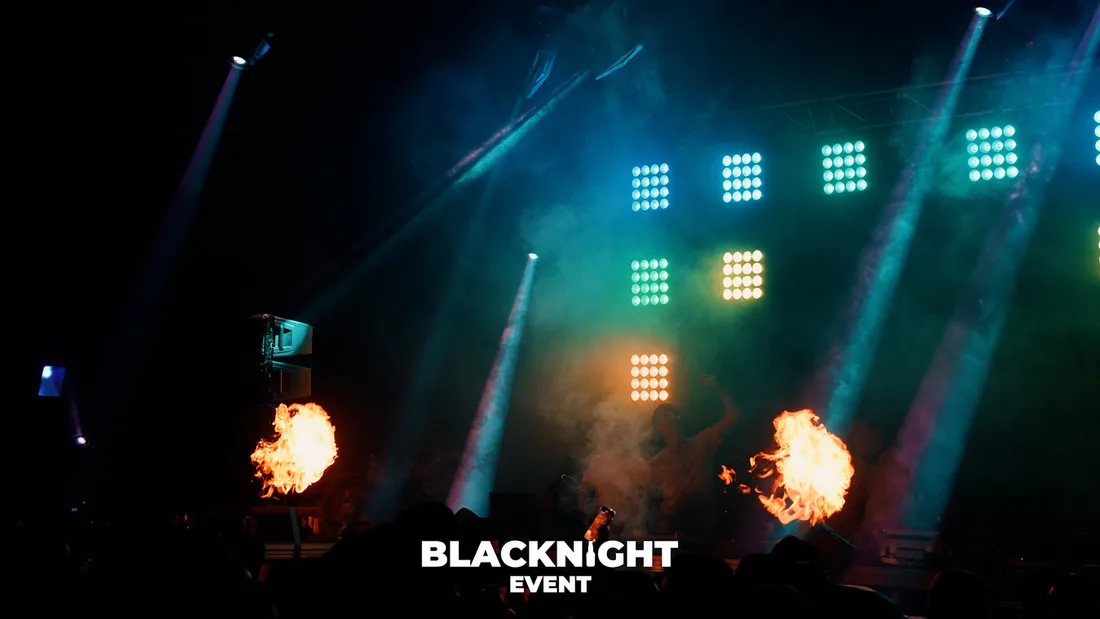 Scène avec flammes et lumières lors d'une soirée BLACKNIGHT EVENT